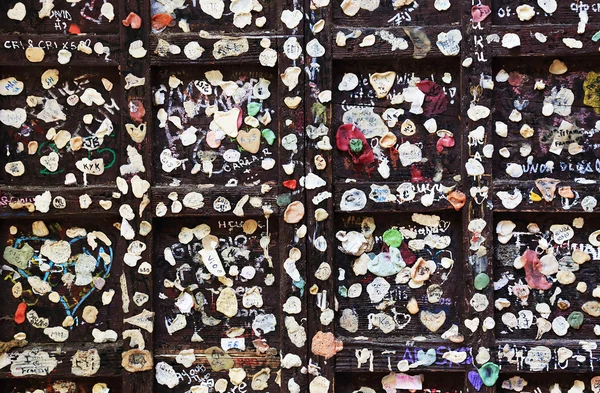 Symbols of love in Verona, Juliet yard — Stock Photo, Image