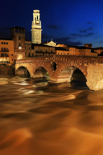 Ponte pietra en de adige rivier bij nacht — Stockfoto