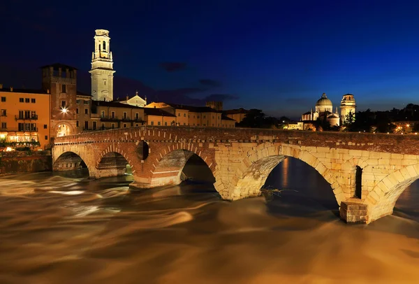 Ponte Pietra et la rivière Adige la nuit — Photo