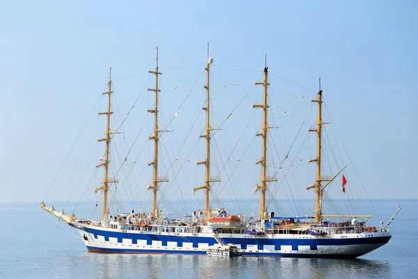 Berlayar kapal di laut — Stok Foto