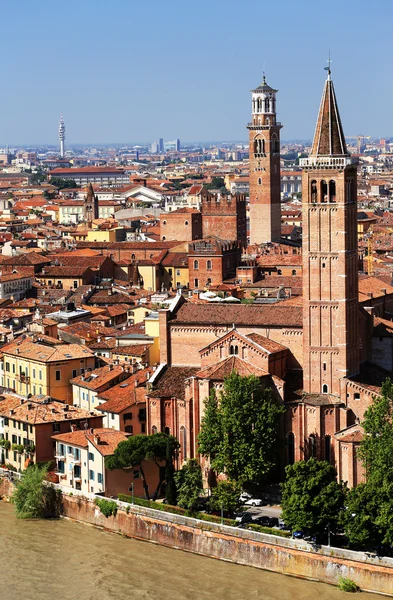 Sant' Anastasia Church and Torre dei Lamberti (Lamberti Tower), Verona, Italy, Europe — Stock Photo, Image