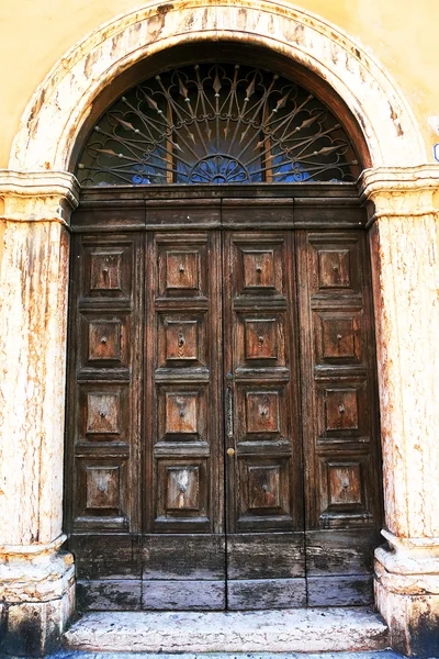 ヴェローナ, イタリア, ヨーロッパの伝統的なドア — ストック写真