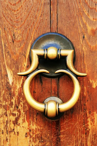 Tradycyjne drzwi w Werona, Włochy, Europa — Zdjęcie stockowe