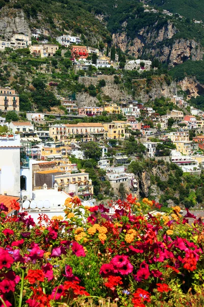 Hermosas flores rojas. Positano en la costa de Amalfi . — Foto de Stock