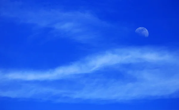 Bulutlu ve aylı mavi gökyüzü — Stok fotoğraf