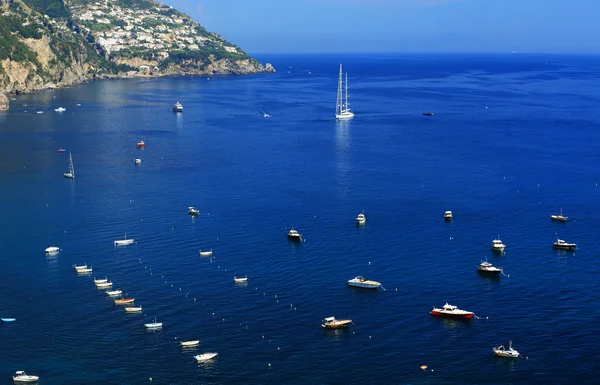 Yachting sur la mer Méditerranée, île de Capri, Europe — Photo