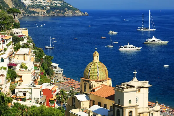 Båtar i havet. Positano på amalfi kusten, Italien, Europa — Stockfoto