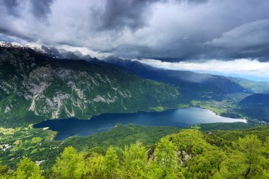 bohinj Gölü, Slovenya, Avrupa üzerinden fırtınalı bulutlar