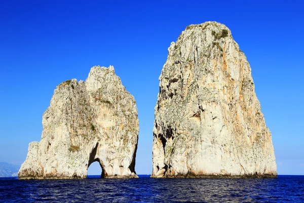 Klippen von Faraglioni, Capri, Italien, Europa — Stockfoto