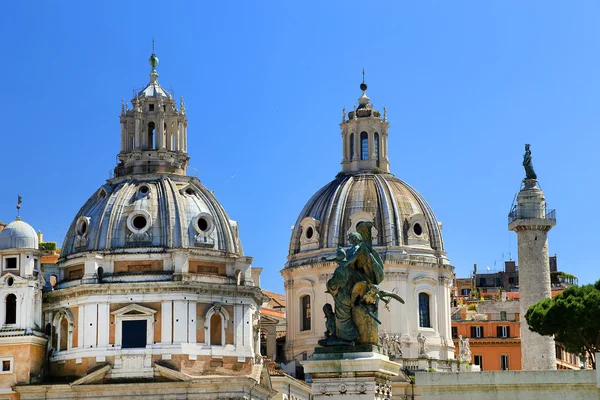 Kolumna Trajana i kościoła santa maria di loreto, Rzym, Włochy, Europa — Zdjęcie stockowe