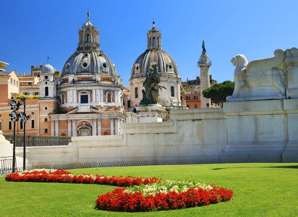 Στήλη του Τραϊανού και santa maria di loreto εκκλησία, Ρώμη, Ιταλία, Ευρώπη — Φωτογραφία Αρχείου