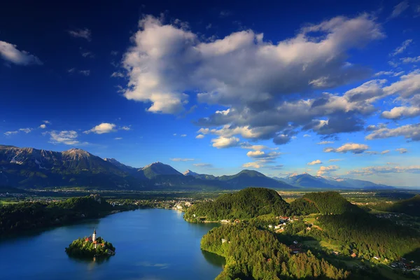 Utsikt över st. mary kyrkan av assumptionon, sjön bled, Slovenien — Stockfoto