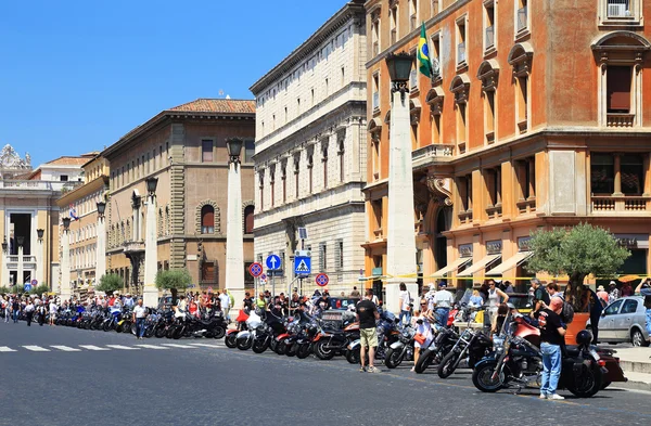 Motocykl parkování v Římě — Stock fotografie