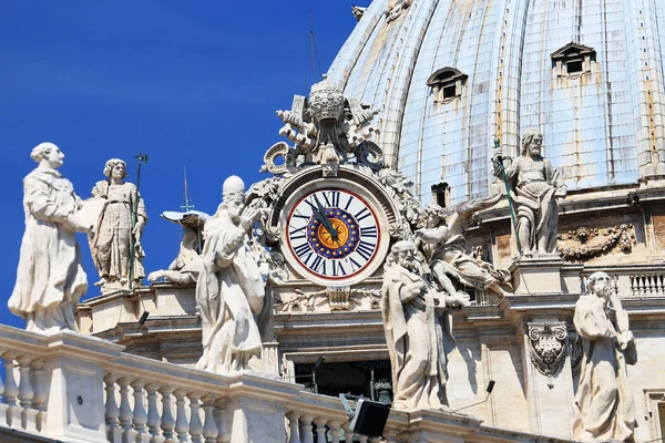 Detalu architektonicznego z san pietro placu, Rzym, Włochy — Zdjęcie stockowe