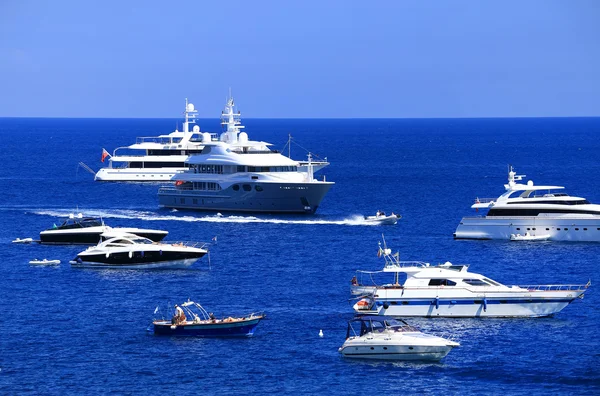 Yachting op de Middellandse Zee, capri eiland, Europa — Stockfoto