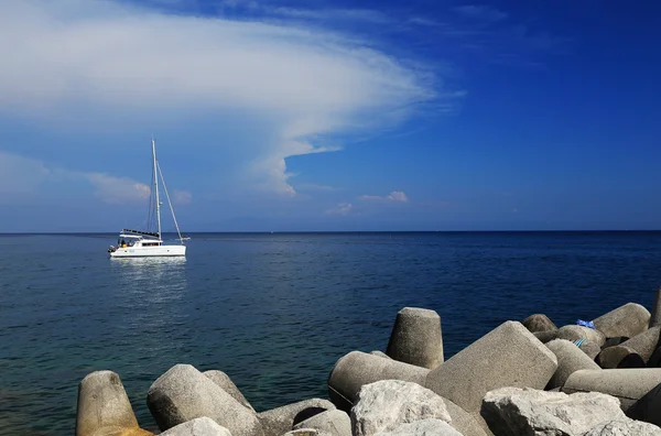 Żeglarstwo na Morze Śródziemne, wyspa capri, Europa — Zdjęcie stockowe