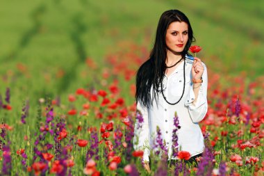 genç esmer güzel kız zevk bahar çiçekleri