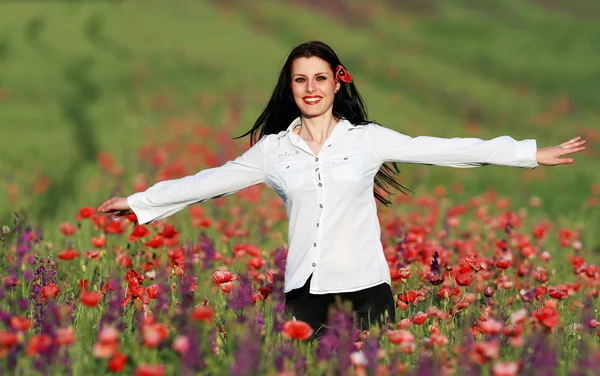 春の花を楽しむ若いブルネットの美しい少女 — ストック写真