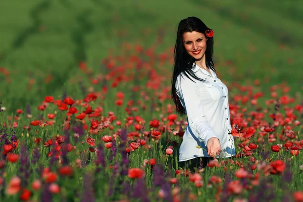 Young brunette beautiful girl enjoying the spring flowers — Stock Photo, Image