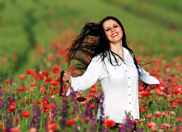 Young brunette beautiful girl enjoying the spring flowers — Stock Photo, Image
