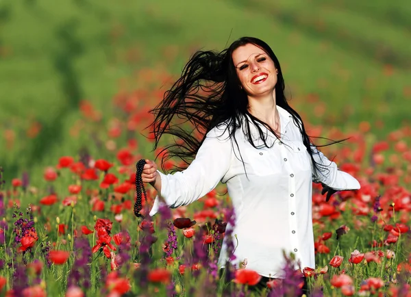 春の花を楽しむ若いブルネットの美しい少女 — ストック写真