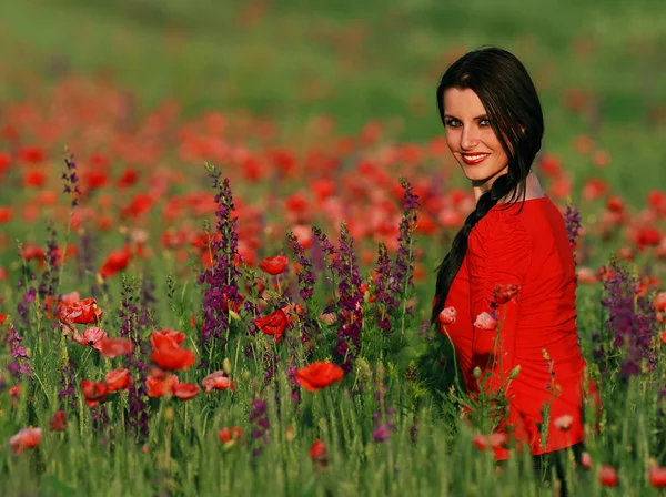 Giovane bruna bella ragazza godendo i fiori primaverili — Foto Stock