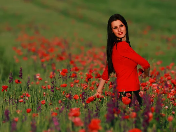 Young brunette beautiful girl enjoying the spring flowers — Stock Photo, Image