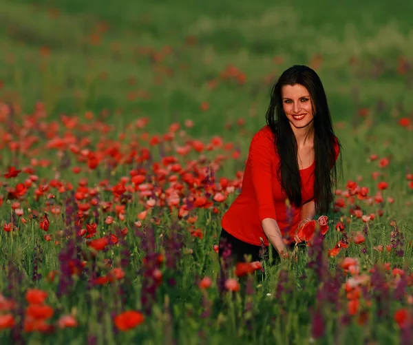 Μελαχρινή όμορφη κοπέλα απολαμβάνοντας τα λουλούδια άνοιξη — Φωτογραφία Αρχείου