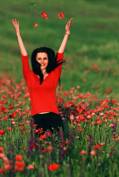 Młoda brunetka piękna dziewczyna, ciesząc się wiosenne kwiaty — Zdjęcie stockowe