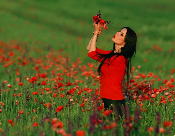 Young brunette beautiful girl enjoying the spring flowers — Stock Photo, Image