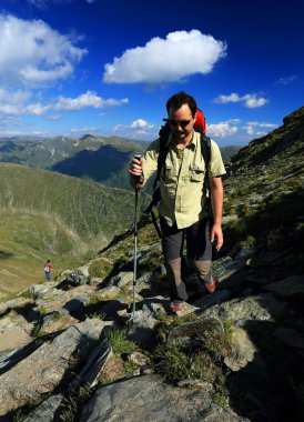 doğa fotoğrafçısı dağlarda fotoğraf çekmek