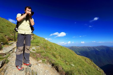 doğa fotoğrafçısı dağlarda fotoğraf çekmek