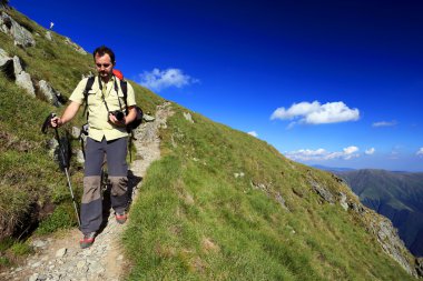 doğa fotoğrafçısı dağlarda fotoğraf çekmek