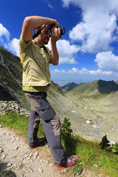 Nature photographer taking photos in the mountains — Stock Photo, Image