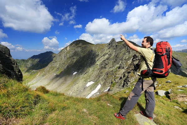 Photographe de nature prenant des photos dans les montagnes — Photo