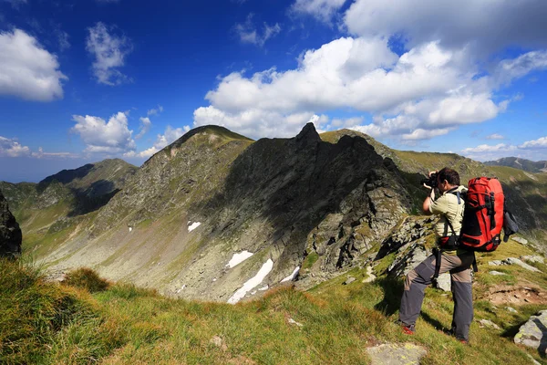 Photographe de nature prenant des photos dans les montagnes — Photo