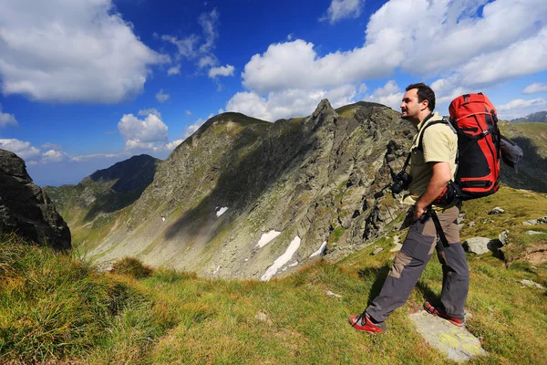 Photographe de nature prenant des photos dans les montagnes — Photo