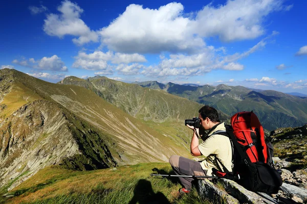 Photographe de nature prenant des photos dans les montagnes — Photo