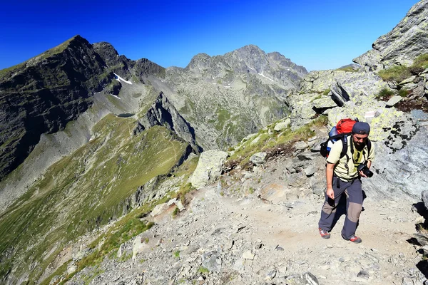 Trekking alpino nos Alpes da Transilvânia, Roménia, Europa — Fotografia de Stock