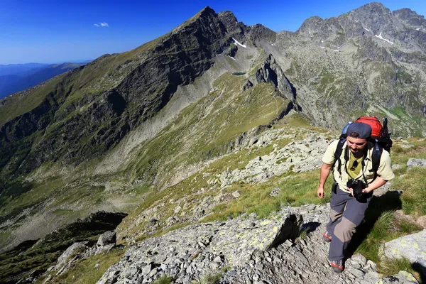 Trekking alpino nos Alpes da Transilvânia, Roménia, Europa — Fotografia de Stock