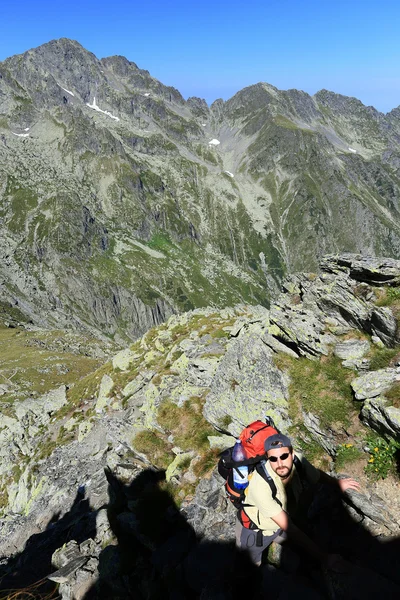 Trekking alpino en los Alpes transilvanos, Rumania, Europa — Foto de Stock