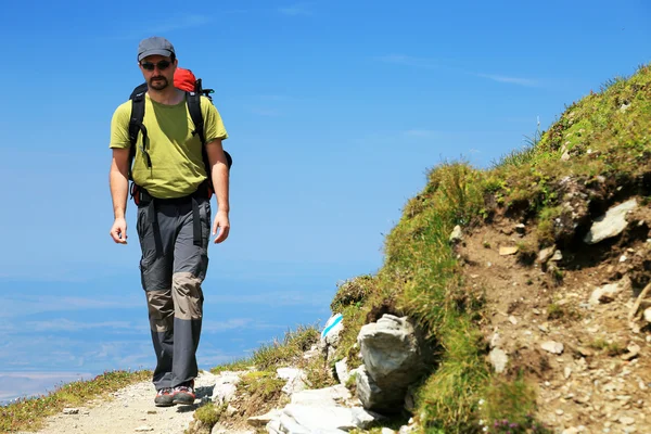 在罗马尼亚、欧洲的特兰西瓦尼亚阿尔卑斯山中登山 — 图库照片