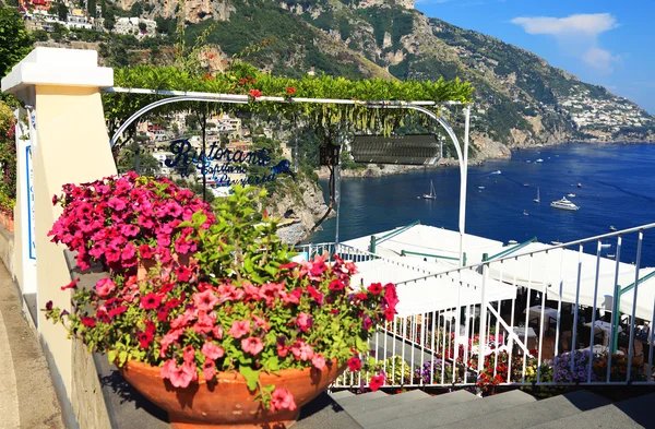 波西塔诺假日酒店的阿马尔菲海岸，意大利，欧洲 — 图库照片