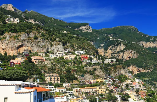 Positano ligger på Amalfikusten, Italien — Stockfoto