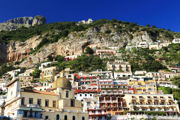 Positano ligger på Amalfikusten, Italien — Stockfoto