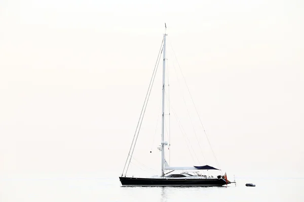 Barca a vela sull'oceano — Foto Stock
