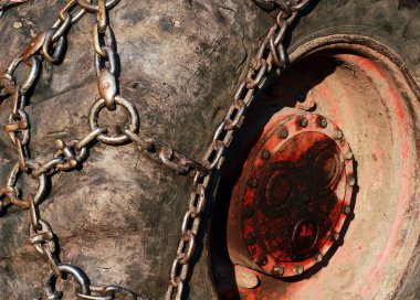 bir traktör tekerlek üzerinde kar zincirleri