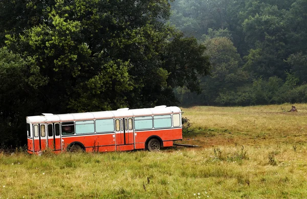 屋外で abandonned バス — ストック写真