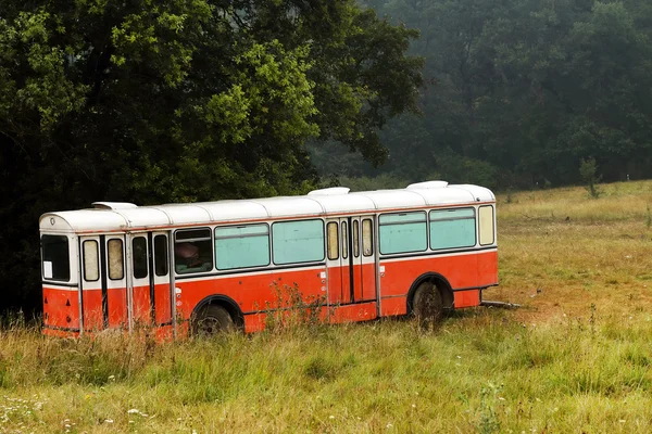 Bus abandonné en plein air — Photo