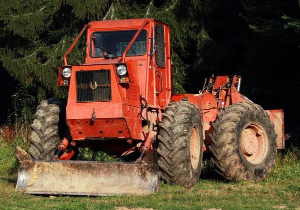 Тяжелый трактор в лесу — стоковое фото